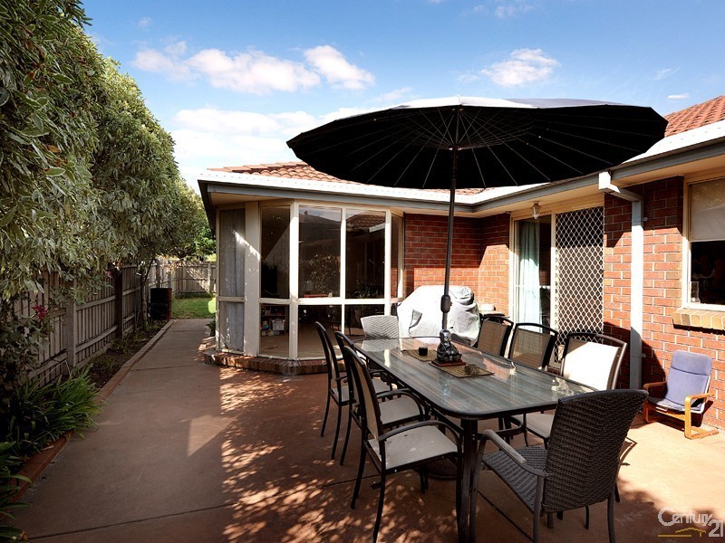 122 Strathaird Drive, Narre Warren South VIC 3805