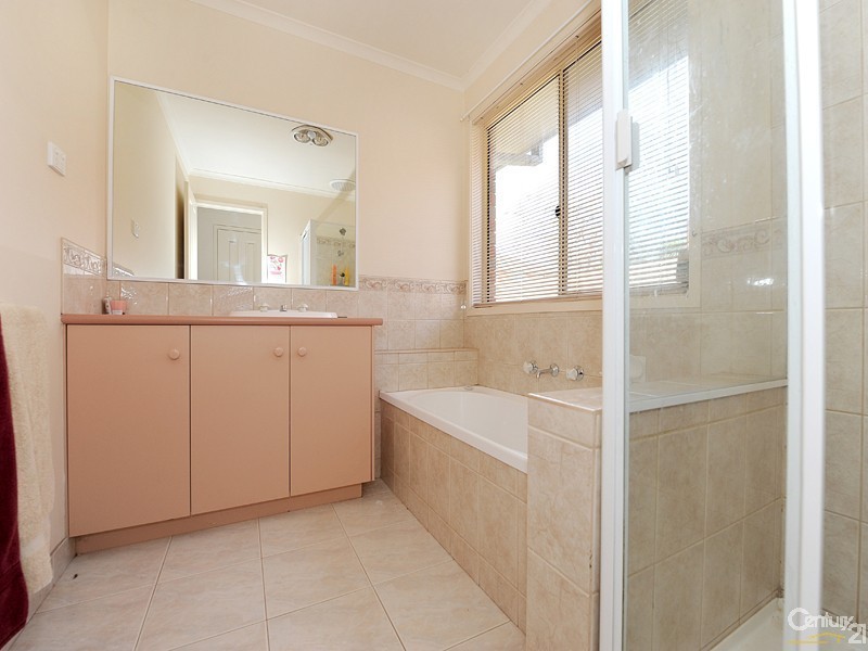 122 Strathaird Drive, Narre Warren South VIC 3805