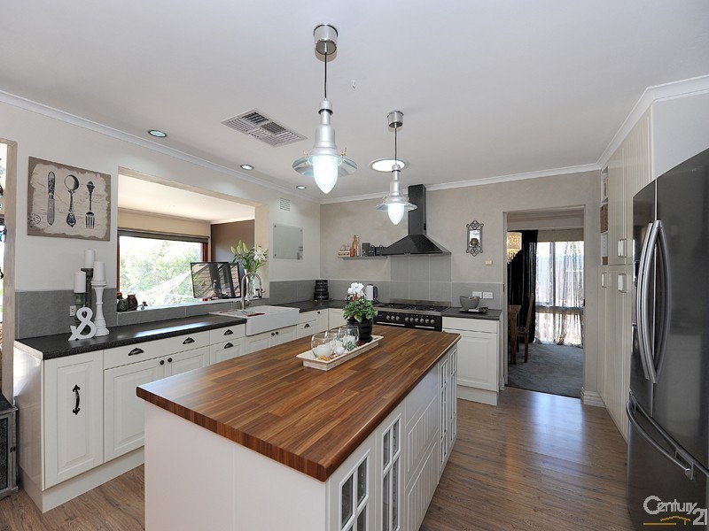 4 Chalcot Drive, Endeavour Hills VIC 3802