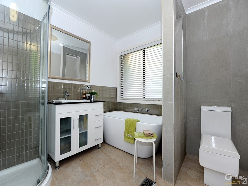 4 Chalcot Drive, Endeavour Hills VIC 3802