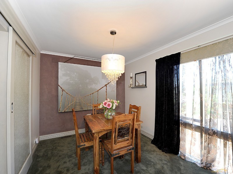 4 Chalcot Drive, Endeavour Hills VIC 3802