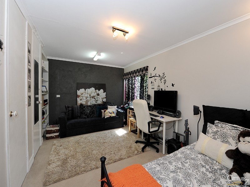 4 Chalcot Drive, Endeavour Hills VIC 3802