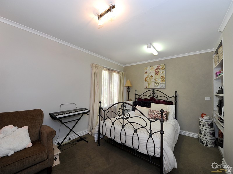 4 Chalcot Drive, Endeavour Hills VIC 3802