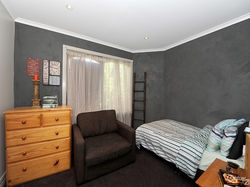 4 Chalcot Drive, Endeavour Hills VIC 3802
