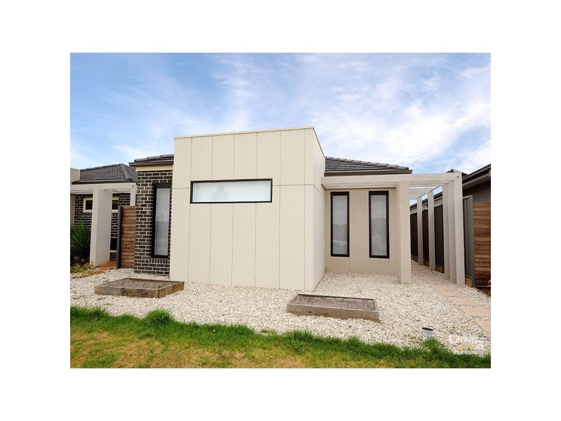 16 Frogmore Lane, Cranbourne North VIC 3977