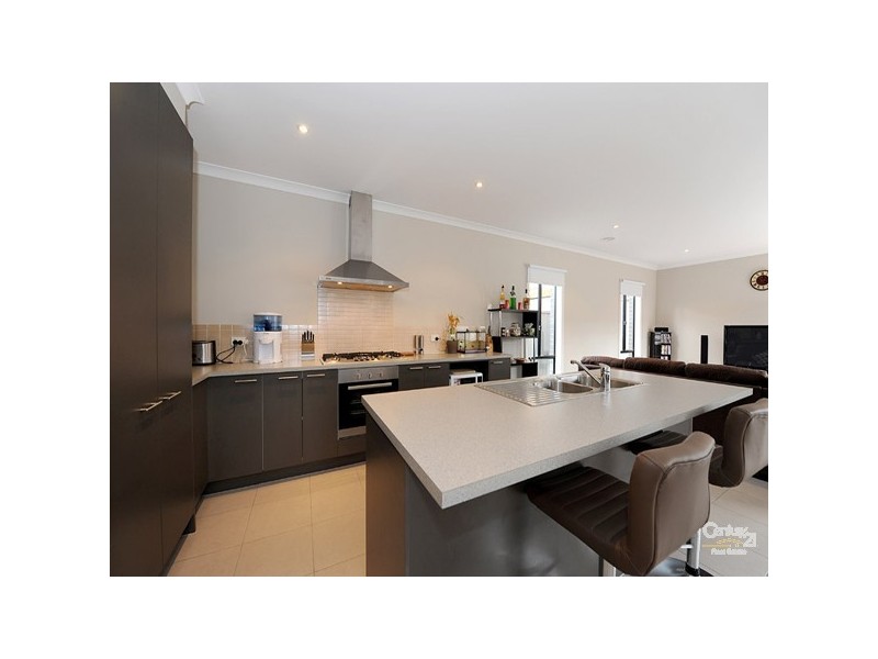16 Frogmore Lane, Cranbourne North VIC 3977