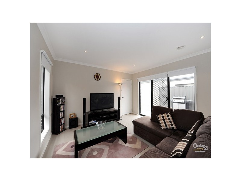 16 Frogmore Lane, Cranbourne North VIC 3977