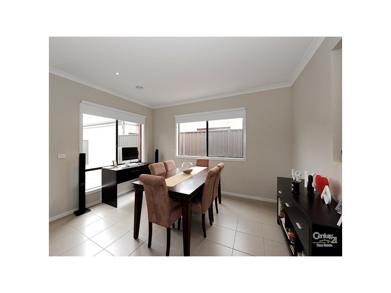 16 Frogmore Lane, Cranbourne North VIC 3977