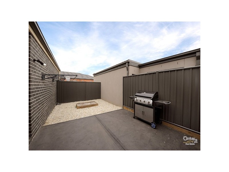 16 Frogmore Lane, Cranbourne North VIC 3977