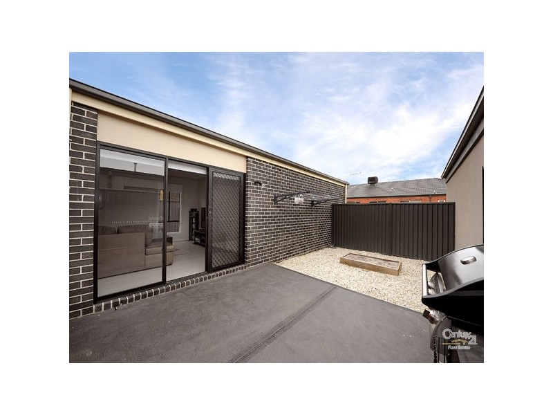 16 Frogmore Lane, Cranbourne North VIC 3977