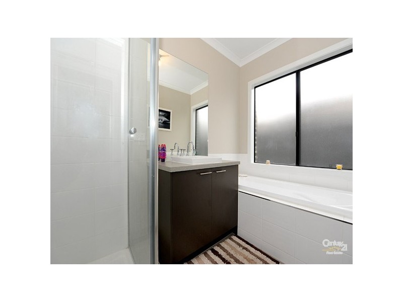 16 Frogmore Lane, Cranbourne North VIC 3977