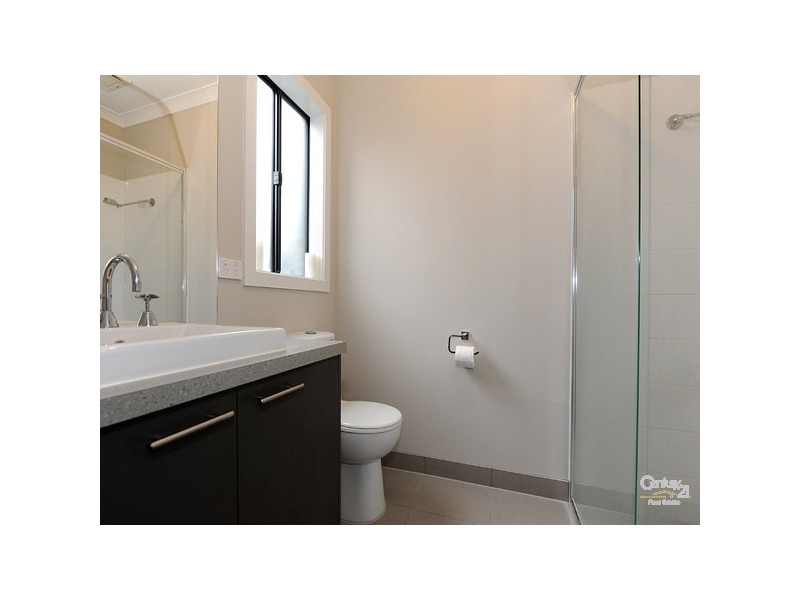 16 Frogmore Lane, Cranbourne North VIC 3977