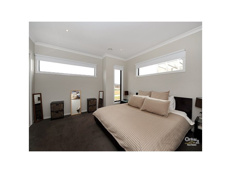 16 Frogmore Lane, Cranbourne North VIC 3977
