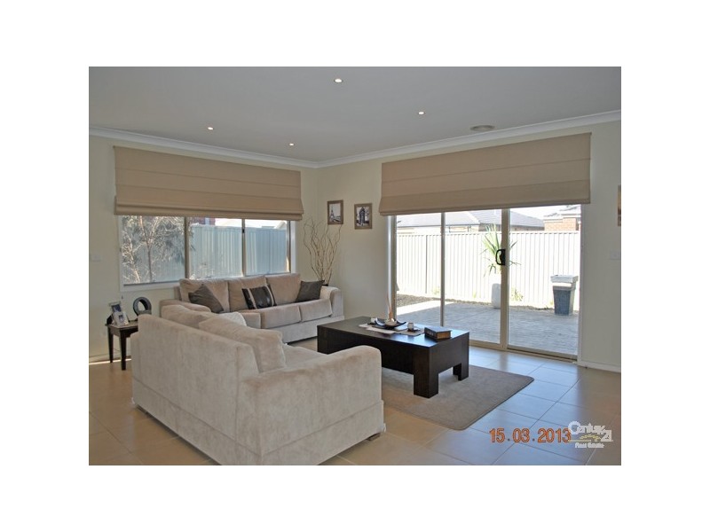 16 Maddock Drive, Cranbourne East VIC 3977