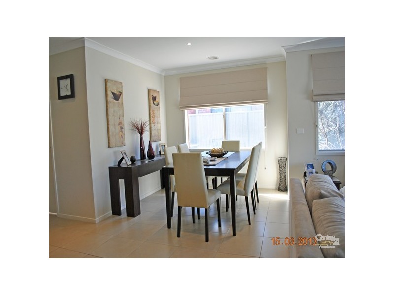 16 Maddock Drive, Cranbourne East VIC 3977