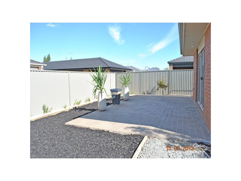 16 Maddock Drive, Cranbourne East VIC 3977