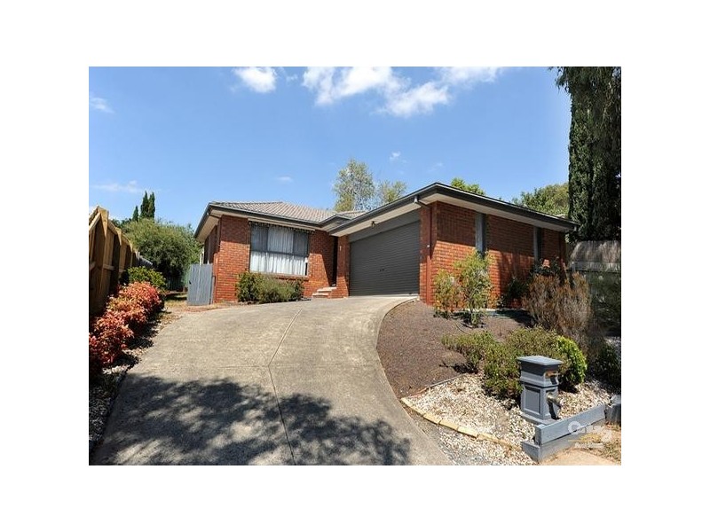 2 Adelong Court, Berwick VIC 3806