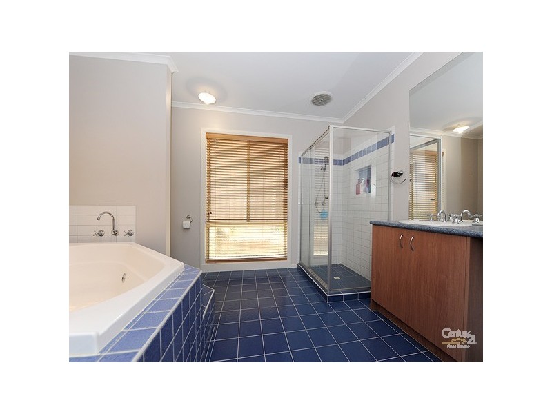 5 Highvale Crescent, Berwick VIC 3806