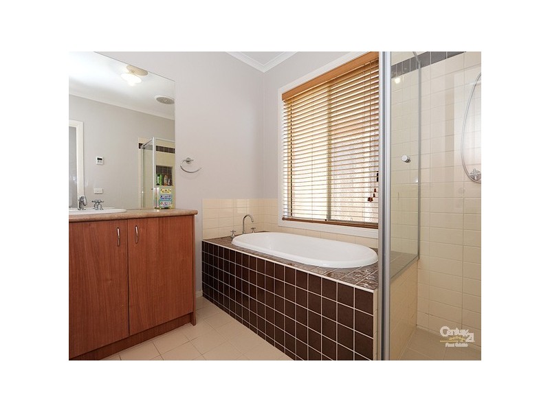 5 Highvale Crescent, Berwick VIC 3806