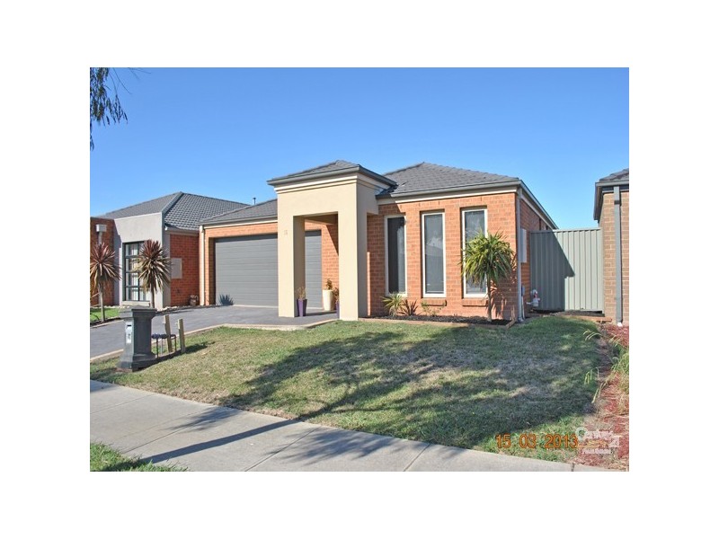 16 Maddock Drive, Cranbourne East VIC 3977