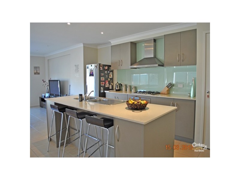 16 Maddock Drive, Cranbourne East VIC 3977