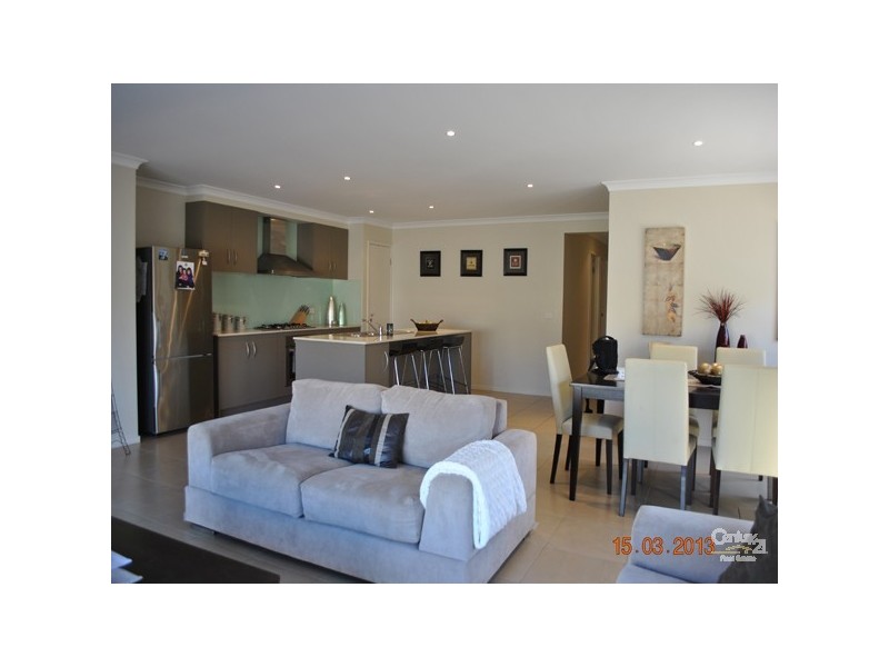 16 Maddock Drive, Cranbourne East VIC 3977