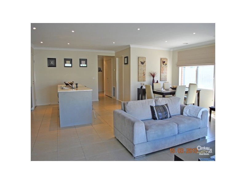 16 Maddock Drive, Cranbourne East VIC 3977