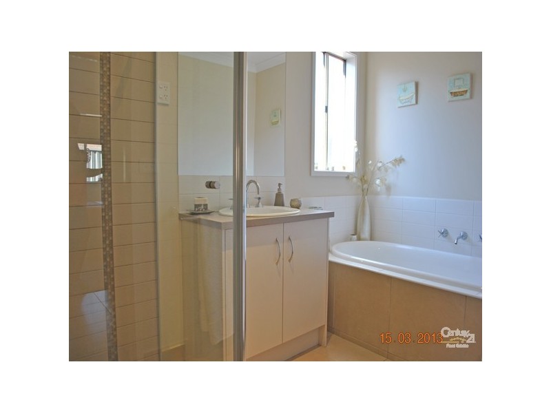 16 Maddock Drive, Cranbourne East VIC 3977
