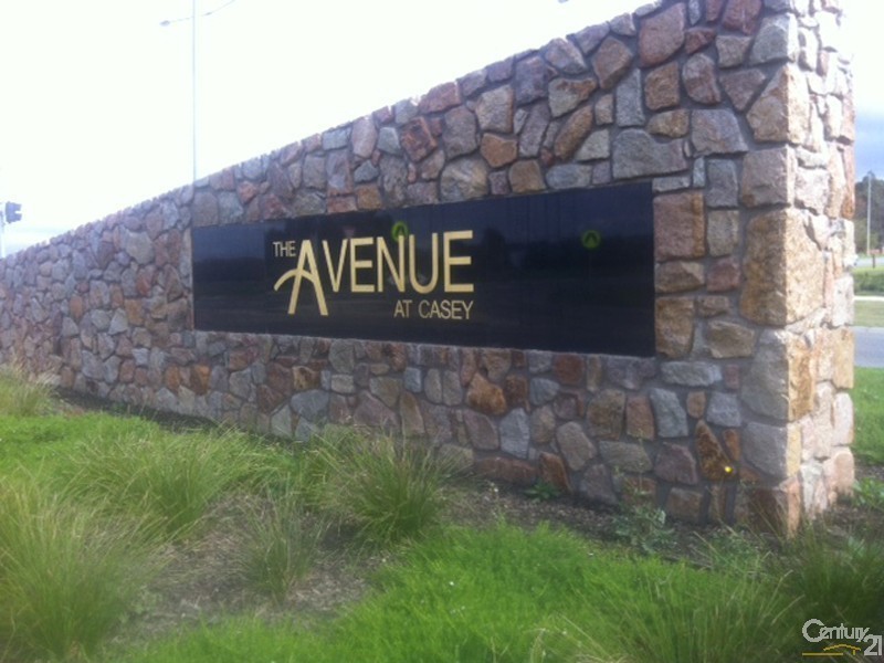 77 Linden Tree Way, Cranbourne North VIC 3977