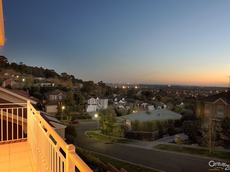 10 Dirkala Retreat, Berwick VIC 3806