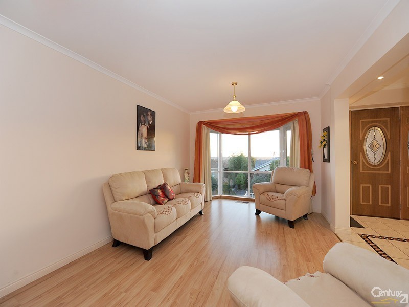 10 Dirkala Retreat, Berwick VIC 3806