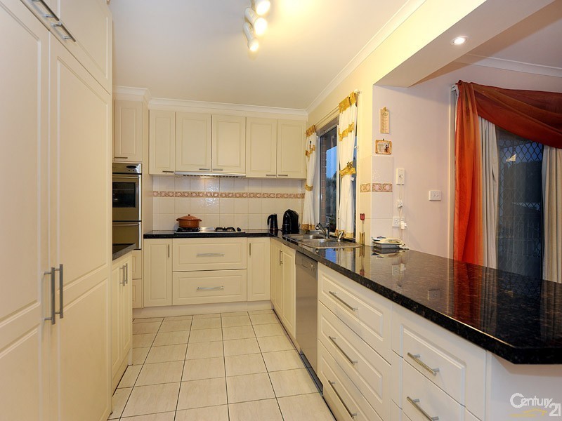 10 Dirkala Retreat, Berwick VIC 3806