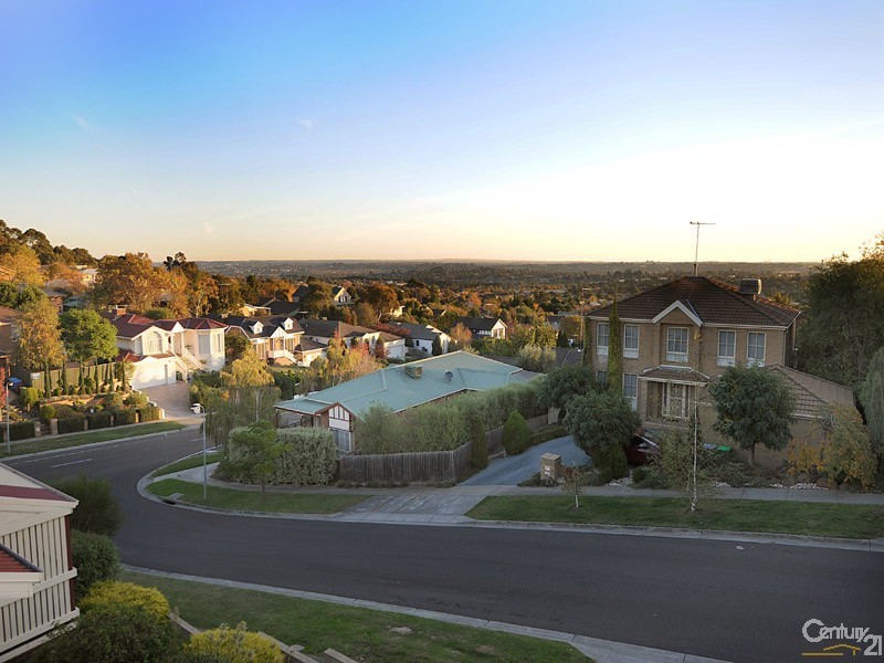 10 Dirkala Retreat, Berwick VIC 3806