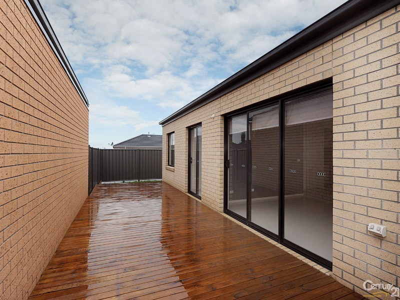 28 Sabel Drive, Cranbourne North VIC 3977