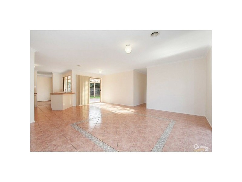 8 Jason Close, Berwick VIC 3806