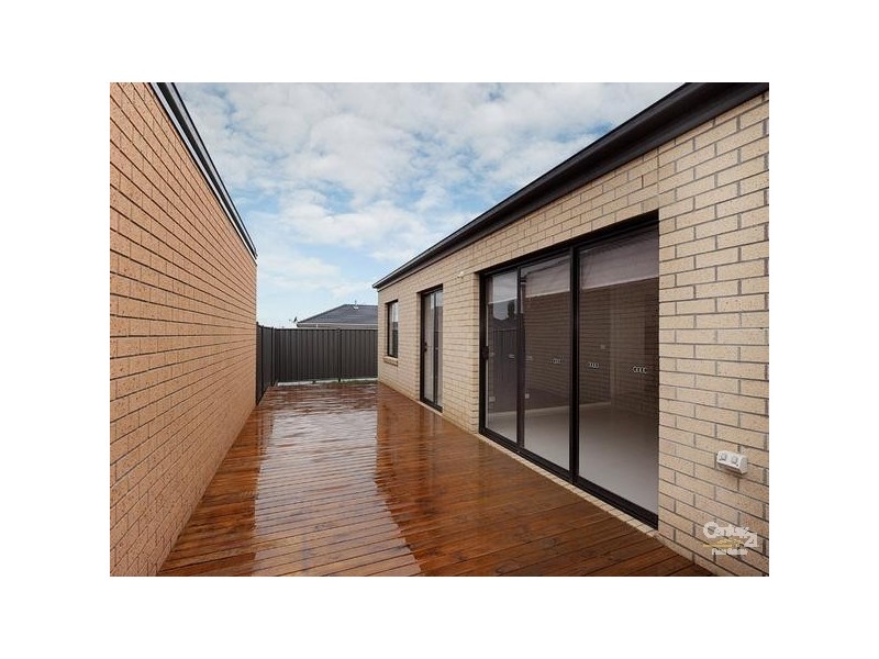 28 Sabel Drive, Cranbourne North VIC 3977