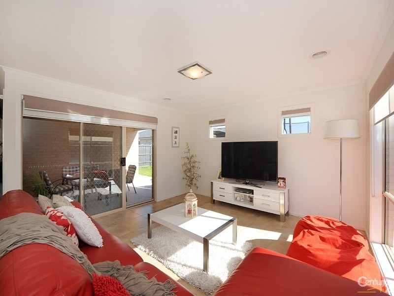 49 Bushranger Boulevard, Cranbourne East VIC 3977