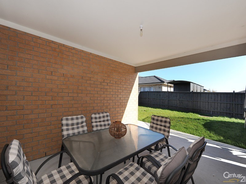 49 Bushranger Boulevard, Cranbourne East VIC 3977