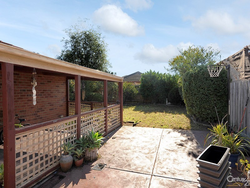 38 Frances Crescent, Cranbourne North VIC 3977