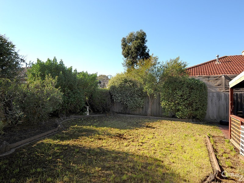 38 Frances Crescent, Cranbourne North VIC 3977