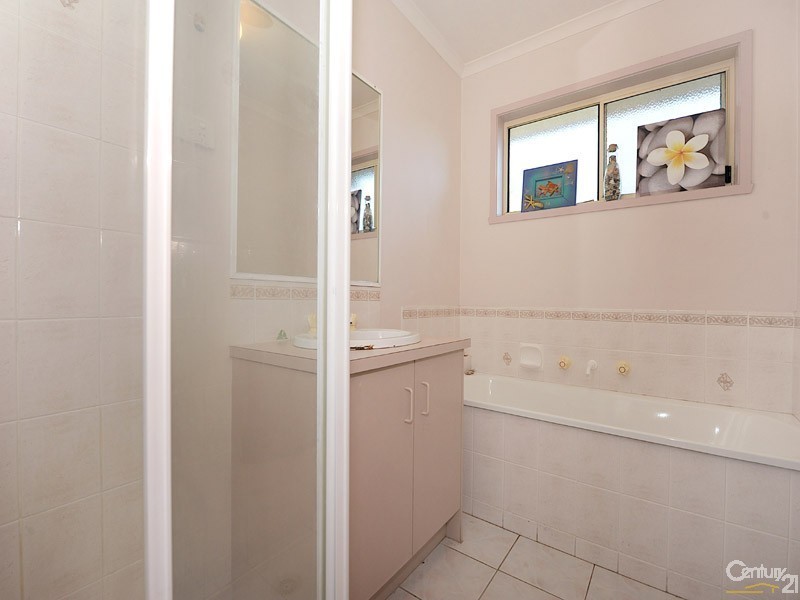 38 Frances Crescent, Cranbourne North VIC 3977