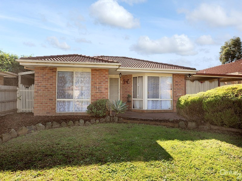 38 Frances Crescent, Cranbourne North VIC 3977