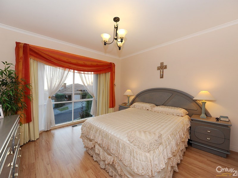 10 Dirkala Retreat, Berwick VIC 3806