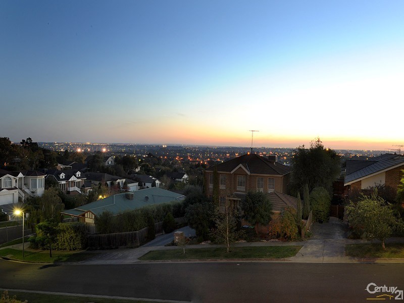 10 Dirkala Retreat, Berwick VIC 3806