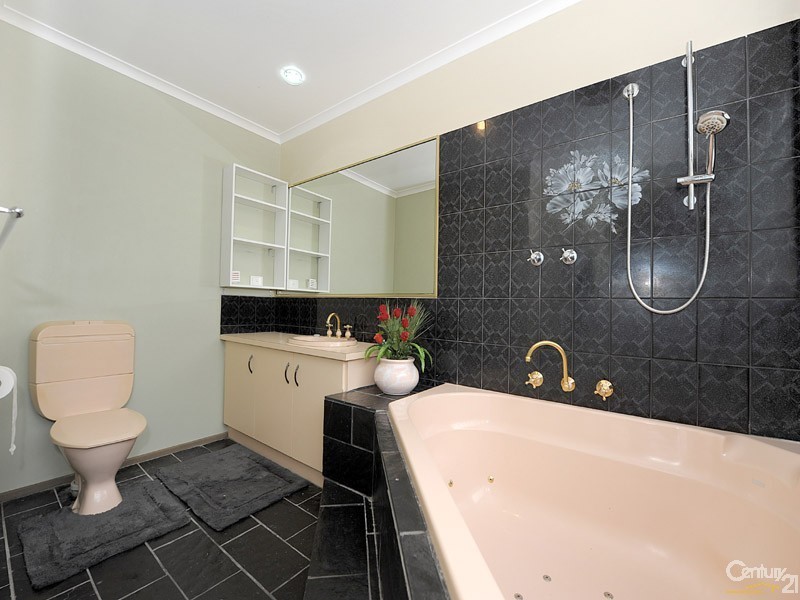 9 Hindmarsh Court, Cranbourne North VIC 3977