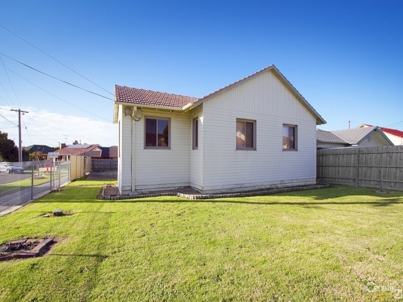 8 Curtin Crescent, Dandenong North VIC 3175