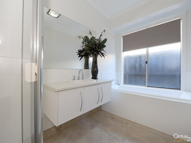 49 Bushranger Boulevard, Cranbourne East VIC 3977