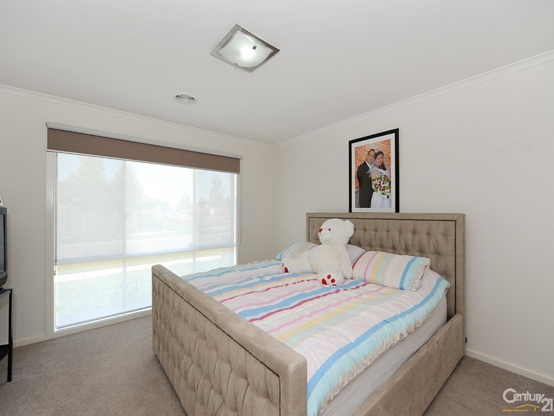 49 Bushranger Boulevard, Cranbourne East VIC 3977