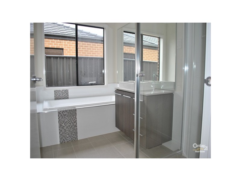 9 Merlin Drive, Cranbourne North VIC 3977