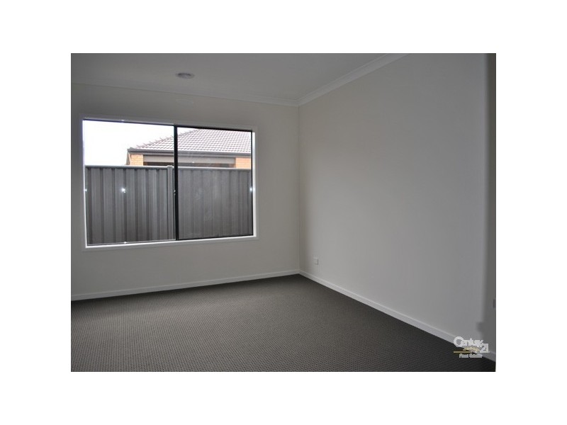 9 Merlin Drive, Cranbourne North VIC 3977